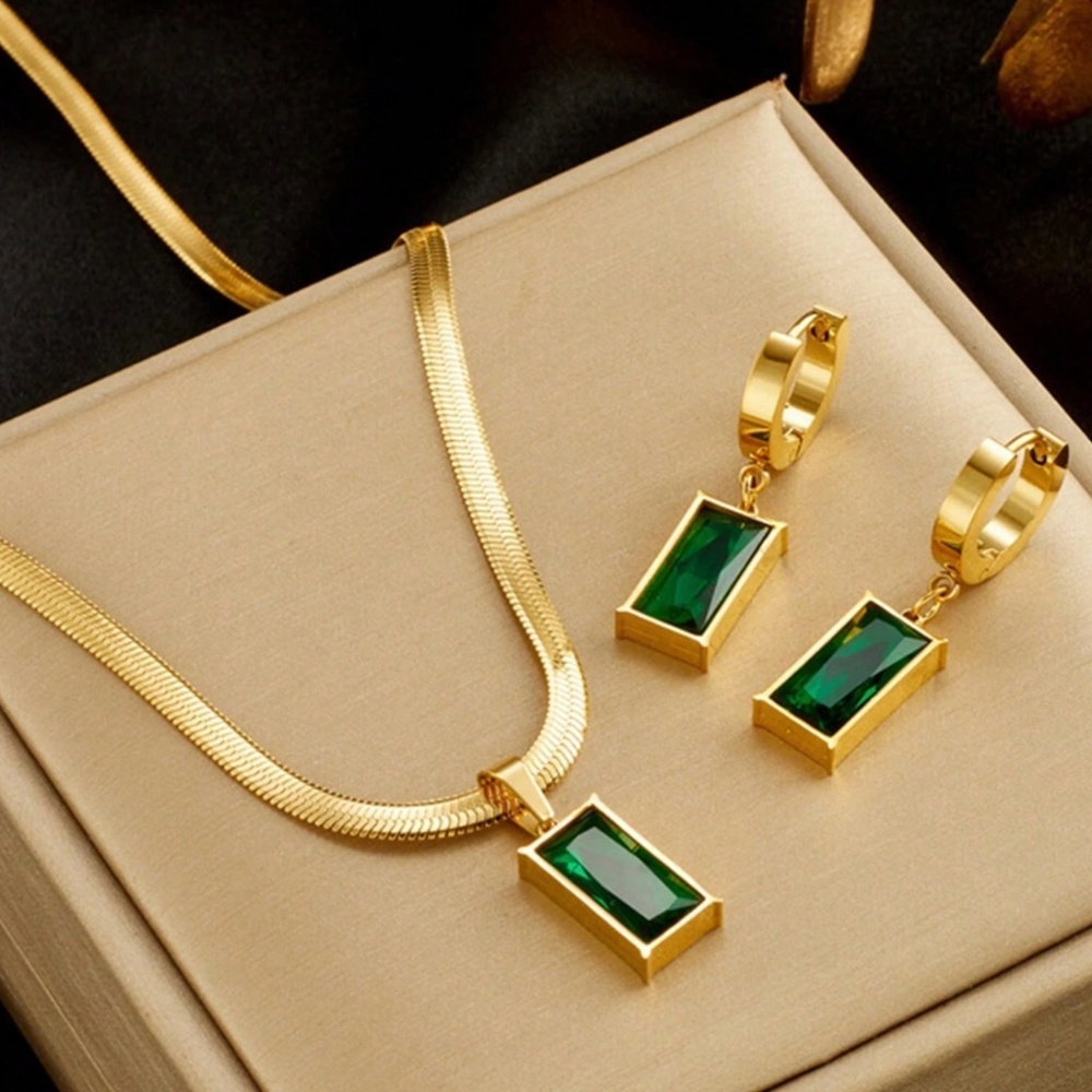 Gold Tone Green Stone Jewelry Set: Earrings and Necklace